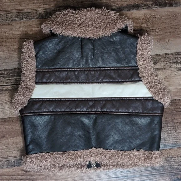 NWT Cali 1850 Urban Outfitters Faux Leather/Sherpa Vest Size Medium - Picture 2 of 9